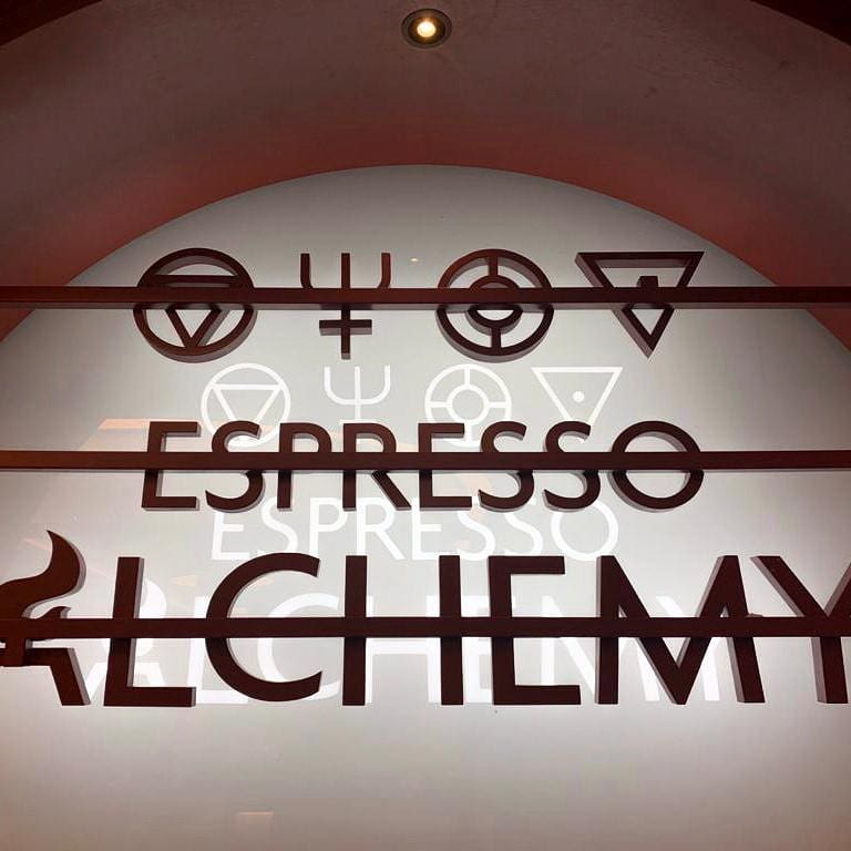 Espresso Alchemy 海港城分店以純白色裝修為主