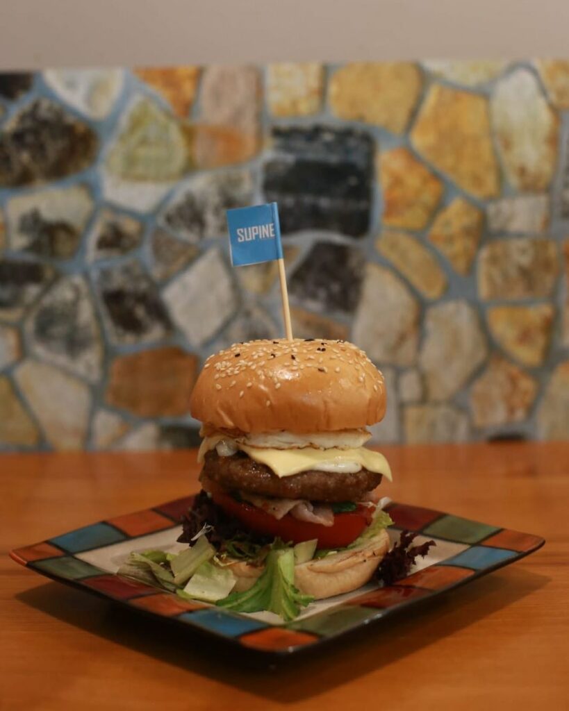 石門美食 小店Supine的漢堡款式極多!