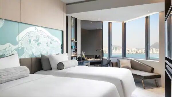 維港凱悅尚萃酒店推出「花樣年華」住宿計劃，顧客可以進行著旗袍的體驗