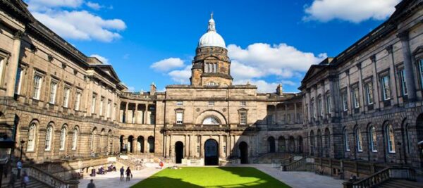 愛丁堡大學-愛丁堡大學的法學院與法學院的圖書館，就像走進了哈利波特電影裏一樣~