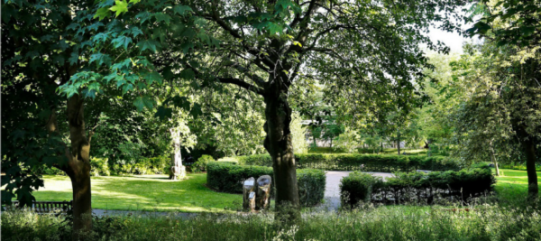 愛丁堡大學-位於愛丁堡大學建築群中的佐治廣場，是學生們休息散步的地方~