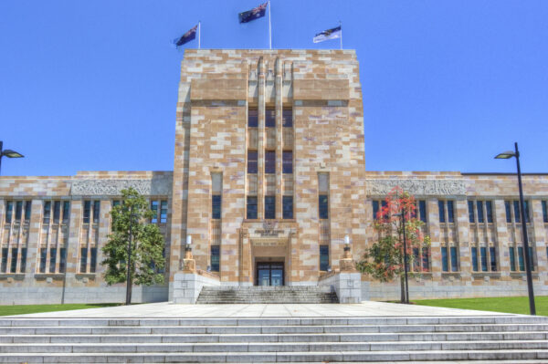 昆士蘭大學-UQ的DSE收生要求略比本地大學的同科低 但對英文水平要求較高
